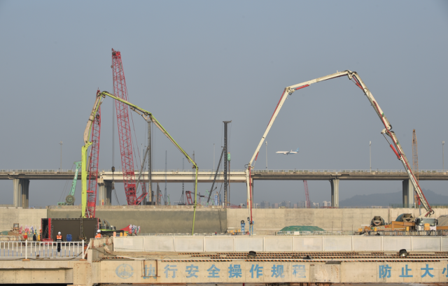 現(xiàn)場(chǎng)正在進(jìn)行澆筑作業(yè)。