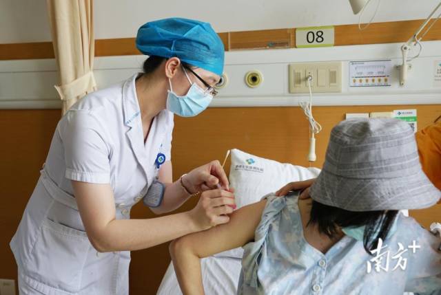  懷孕28周的楊女士成功注射了第一劑抗D免疫球蛋白注射液，成為“港澳藥械通”首個(gè)藥品運(yùn)抵香港大學(xué)深圳醫(yī)院以來的第一個(gè)受益者。