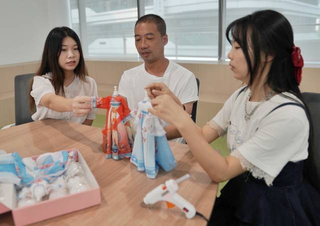 李柏亨（中）希望通過國潮娃娃，推廣中國傳統(tǒng)文化。
