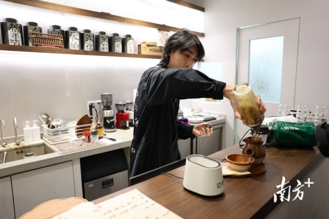 “95后”咖啡店老板王梓鏵在制作中藥咖啡。