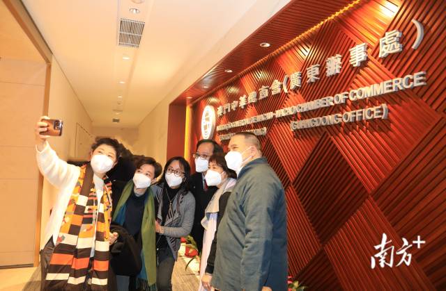 出席儀式的嘉賓在門口合影。  南方+ 關(guān)銘榮 拍攝