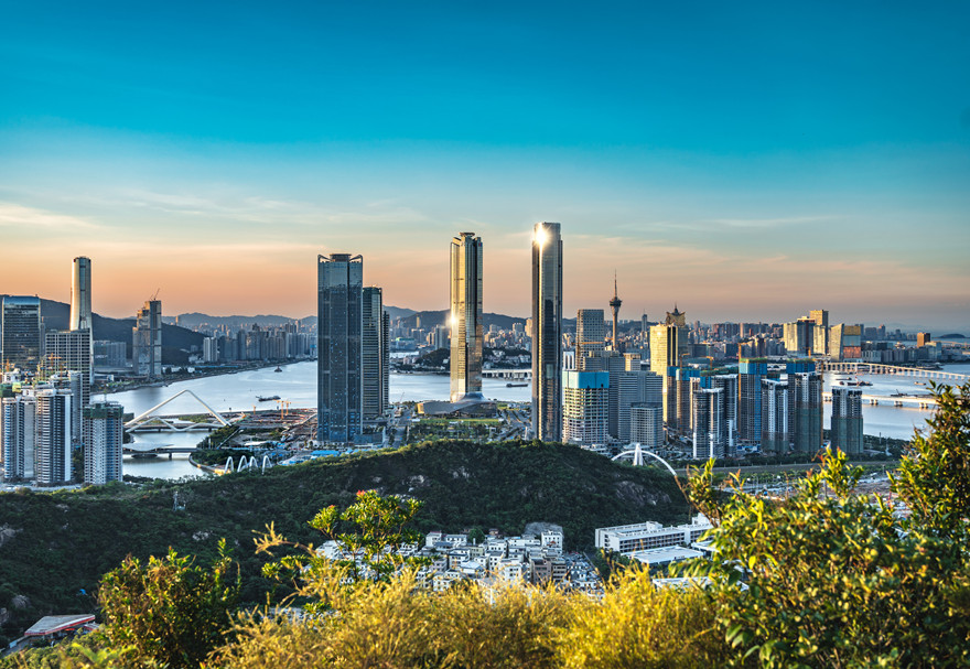 2021年9月，中共中央、國務院印發(fā)《橫琴粵澳深度合作區(qū)建設總體方案》，為橫琴粵澳深度合作區(qū)建設勾勒藍圖。2023年2月，《橫琴粵澳深度合作區(qū)發(fā)展促進條例》發(fā)布，賦予橫琴發(fā)展新動能。橫琴粵澳深度合作區(qū)這片熱土，正朝著規(guī)劃藍圖穩(wěn)步邁進。圖為從橫琴遠眺澳門。