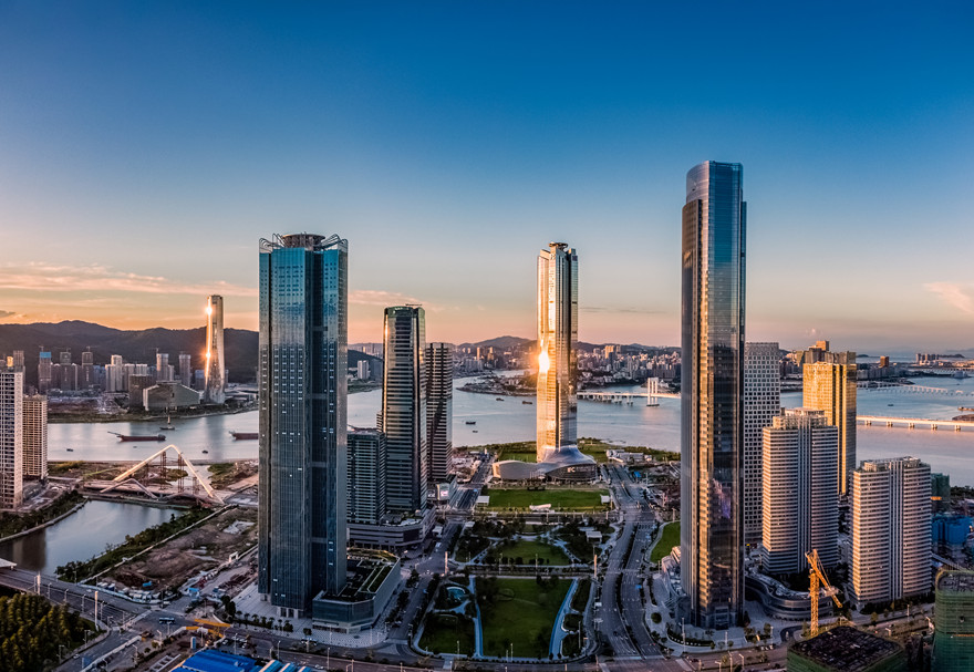 《橫琴方案》賦予合作區(qū)發(fā)展現(xiàn)代金融產(chǎn)業(yè)的使命，橫琴金融島作為橫琴發(fā)展現(xiàn)代金融產(chǎn)業(yè)的“排頭兵”，迎來(lái)更大的發(fā)展機(jī)遇。據(jù)統(tǒng)計(jì)，2022年，合作區(qū)金融業(yè)產(chǎn)業(yè)增加值同比增長(zhǎng)8.1%。圖為2022年的橫琴金融島。