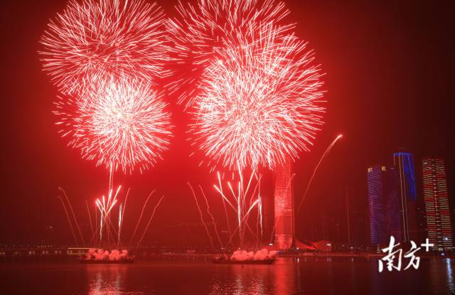 1月22日晚，橫琴2023新春煙花匯演驚艷綻放，為粵澳兩地居民獻(xiàn)上一份滿滿的新年祝福。 圖源：南方日報(bào)