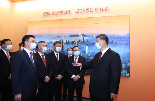 10月14日上午，習近平等參觀“從先行先試到先行示范——慶祝深圳經(jīng)濟特區(qū)建立40周年展覽”。新華社記者 鞠鵬