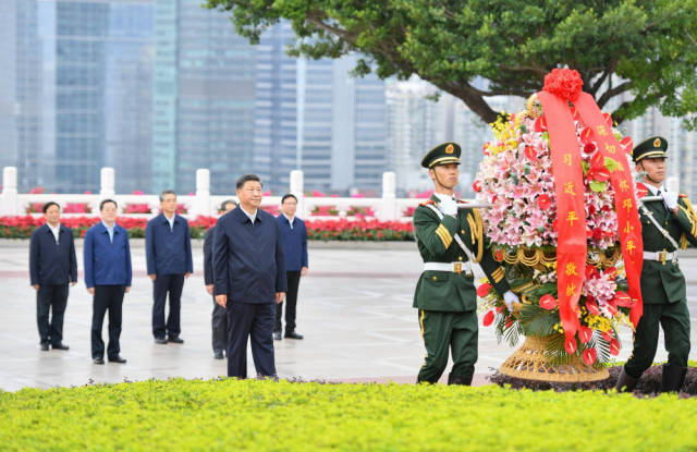10月14日下午，習近平來到蓮花山公園，向鄧小平同志銅像敬獻花籃。新華社記者 李響 攝