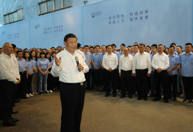 10月12日下午，習近平在潮州市潮州三環(huán)（集團）股份有限公司，同企業(yè)員工親切交流。新華社記者 鞠鵬 攝