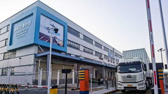 降本30%！東莞—香港國(guó)際空港中心運(yùn)行滿(mǎn)月，“一站式”通關(guān)廣受外貿(mào)企業(yè)歡迎
