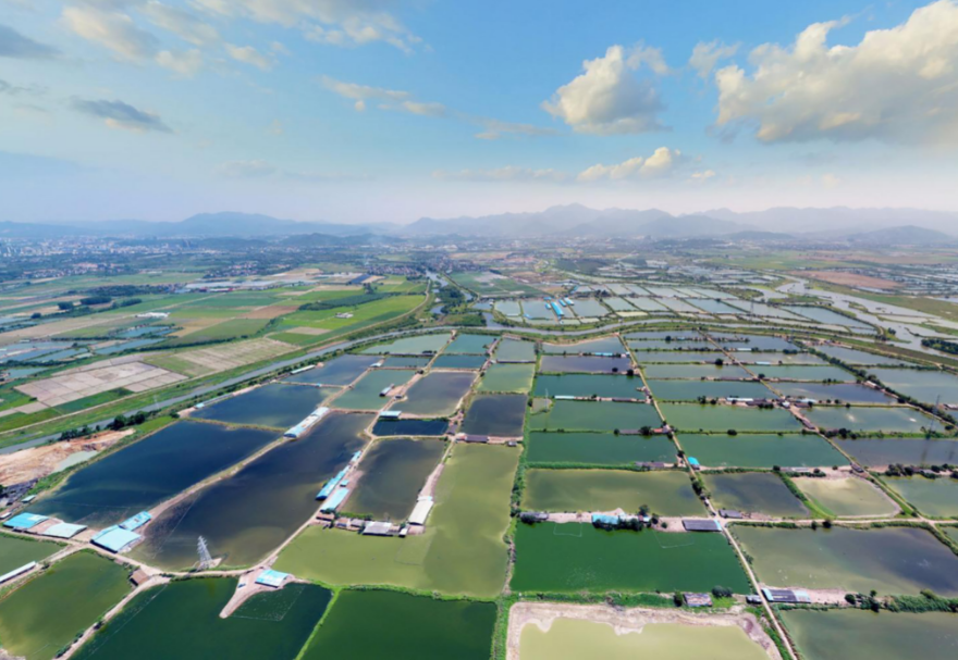 潼湖濕地是廣東省最大且極少的典型內(nèi)陸淡水湖泊濕地，包含了4個濕地類型：湖泊濕地、河流濕地、基塘濕地和水庫濕地，這在廣東省內(nèi)十分難得，是候鳥遷徙重要停歇地和棲息地。圖為惠州潼湖國家濕地公園。