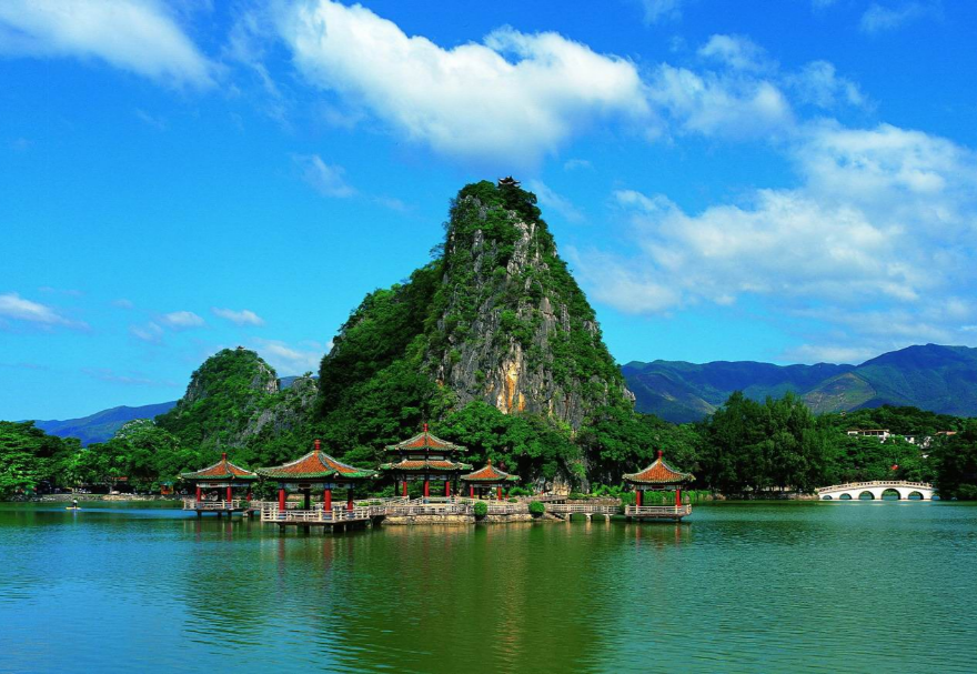 2003年，肇慶從北方引進丹頂鶴，陸續(xù)通過打造星湖濕地公園、自主研發(fā)繁殖技術手段，讓這些北方來的“客人”成功安家南方。20多年來，從當初引進30多只丹頂鶴，到目前園內共有70多只，近5年平均產蛋12枚以上，平均孵化了83%，平均成活率70.5%，憑借此，星湖國家濕地公園成為觀鳥、游玩、教育、研究的圣地。圖為肇慶星湖國家濕地公園。