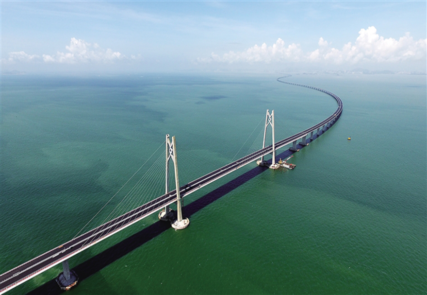 跨江跨海大橋“成團出道”，灣區(qū)活力“橋”得見，一起來感受大灣區(qū)蓬勃發(fā)展的脈搏。港珠澳大橋是“一國兩制”框架下粵港澳三地首次合作建設(shè)的大型跨海交通工程，是中國境內(nèi)一座連接香港、廣東珠海和澳門的橋隧工程，也是世界上最長的跨海大橋工程?？傞L約55公里，跨越伶仃洋，打通了珠江口東西兩岸的交通大動脈，使粵港澳三地加快形成“1小時生活圈”。圖為港珠澳大橋。