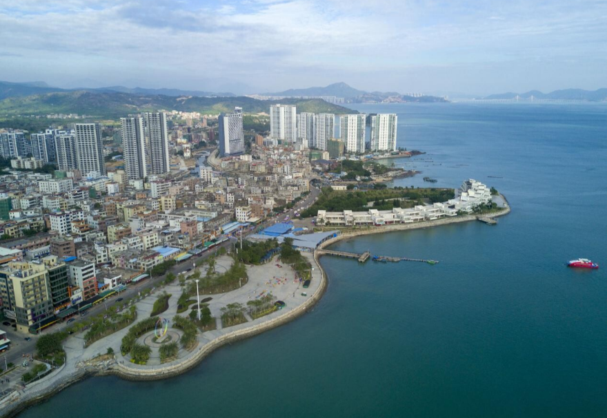 惠州正以大亞灣臨海石化為龍頭，構(gòu)建起以海洋交通運(yùn)輸、濱海旅游、海洋漁業(yè)、綠色清潔能源業(yè)為重點(diǎn)的發(fā)展格局，初步建成具有惠州特色的現(xiàn)代海洋產(chǎn)業(yè)體系。2022年惠州海洋生產(chǎn)總值約1140億元，約占全市GDP的21%。圖為惠州大亞灣。
