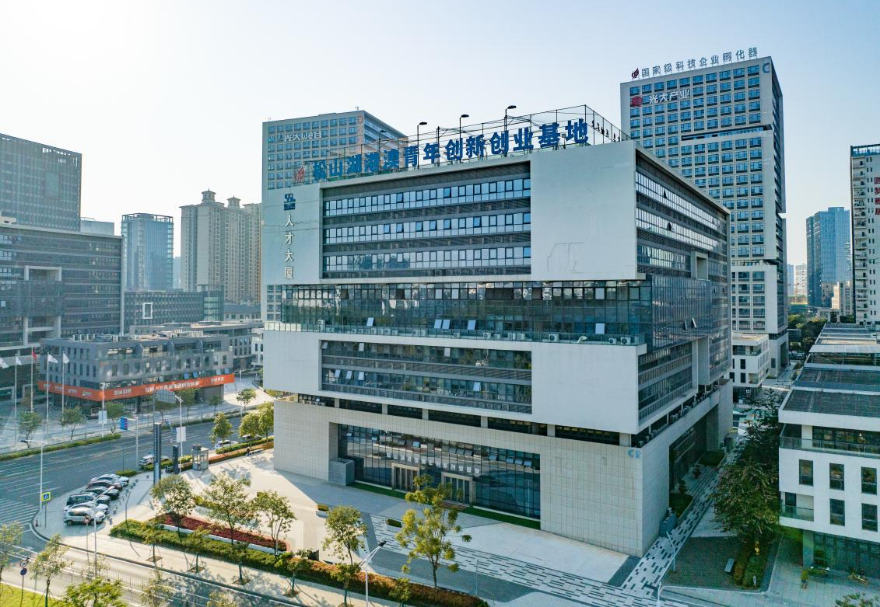 松山湖港澳青年創(chuàng)新創(chuàng)業(yè)基地以松山湖人才大廈為中心基地，統(tǒng)籌松山湖國際機(jī)器人基地、光大WE谷、林潤智谷、粵港文化創(chuàng)業(yè)服務(wù)中心等8個站點(diǎn)單位，有效集聚、孵化一批高水平的創(chuàng)新創(chuàng)業(yè)項(xiàng)目。截止2022年，東莞市首批兩家市級港澳青年創(chuàng)新創(chuàng)業(yè)基地——松山湖港澳青年創(chuàng)新創(chuàng)業(yè)基地與濱海灣港澳青年創(chuàng)新創(chuàng)業(yè)基地已累計(jì)引進(jìn)港澳人才創(chuàng)業(yè)企業(yè)160多家。圖為松山湖港澳青年創(chuàng)新創(chuàng)業(yè)基地。
