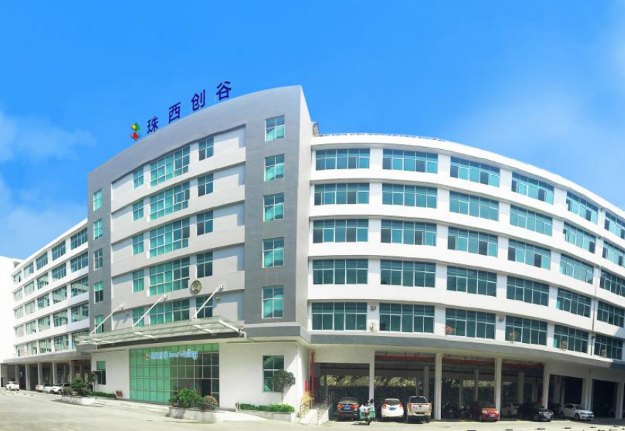 珠西創(chuàng)谷（江門）科技園重點發(fā)展IEEE (工業(yè)4.0/工業(yè)2025及人工智能、環(huán)保及能源、電子及醫(yī)療產(chǎn)品、電子商貿(mào)與物聯(lián)網(wǎng))等相關(guān)技術(shù)行業(yè)，主要吸引粵港澳臺及海外高科技企業(yè)進駐，著重為青年創(chuàng)業(yè)者提供創(chuàng)客空間，為中小企業(yè)提供孵化器服務(wù)，為成熟企業(yè)提供加速器服務(wù)。圖為珠西創(chuàng)谷（江門）科技園。
