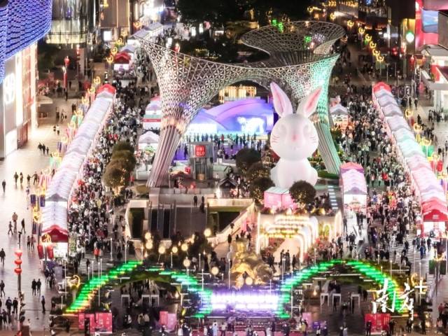 位于深圳福田區(qū)的“One Avenue·卓悅中心”商圈是港澳消費(fèi)者“北上”常去的目的地之一，每到周末人潮涌動(dòng)。
