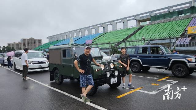 香港越野車協(xié)會(huì)創(chuàng)會(huì)會(huì)長江啟航（左）帶著兒子，開上心愛的越野車，在“港車北上”實(shí)施首日從香港前往珠海。