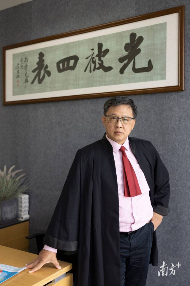 何君堯。