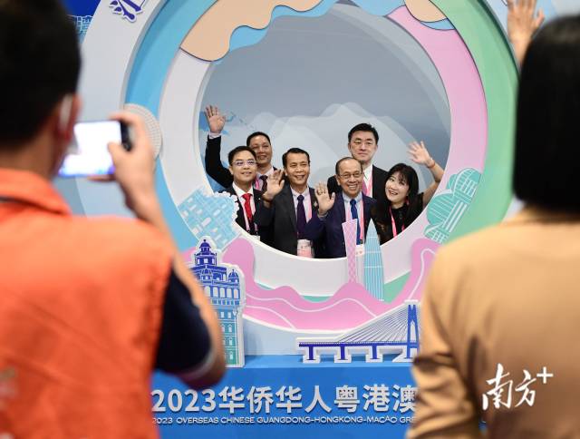 參加2023華僑華人粵港澳大灣區(qū)大會(huì)的海內(nèi)外僑界精英、嘉賓代表。 南方+記者 肖雄 王俊濤 攝