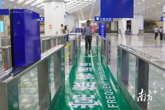 首名“常旅客”通過“常旅客”通道順利出境。 