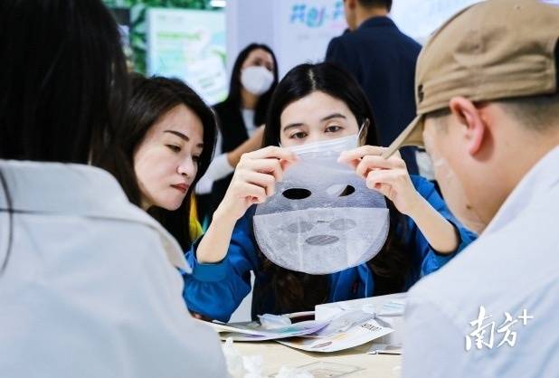 在2023年，摘下口罩后，“彩妝消費”率先回潮。