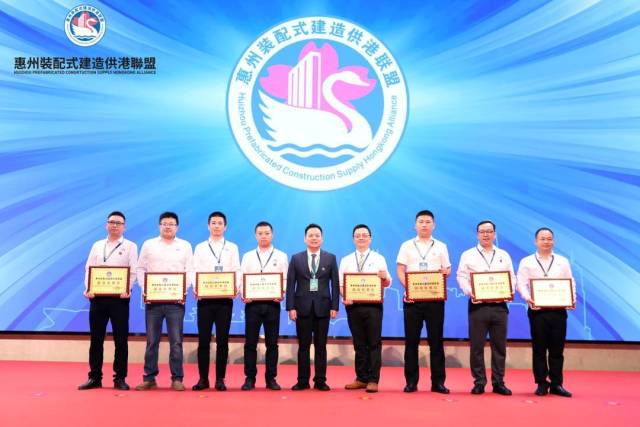 嚴(yán)戈科現(xiàn)場為聯(lián)盟會長單位以及聯(lián)盟副會長單位企業(yè)授牌。