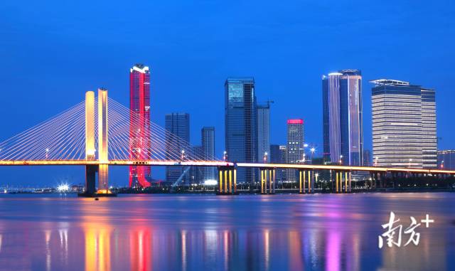 橫琴粵澳深度合作區(qū)的璀璨夜景。 