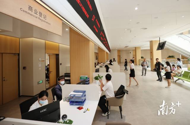 通過“跨境通辦、一地兩注”機制，投資者可以便捷辦理跨境商事登記。 