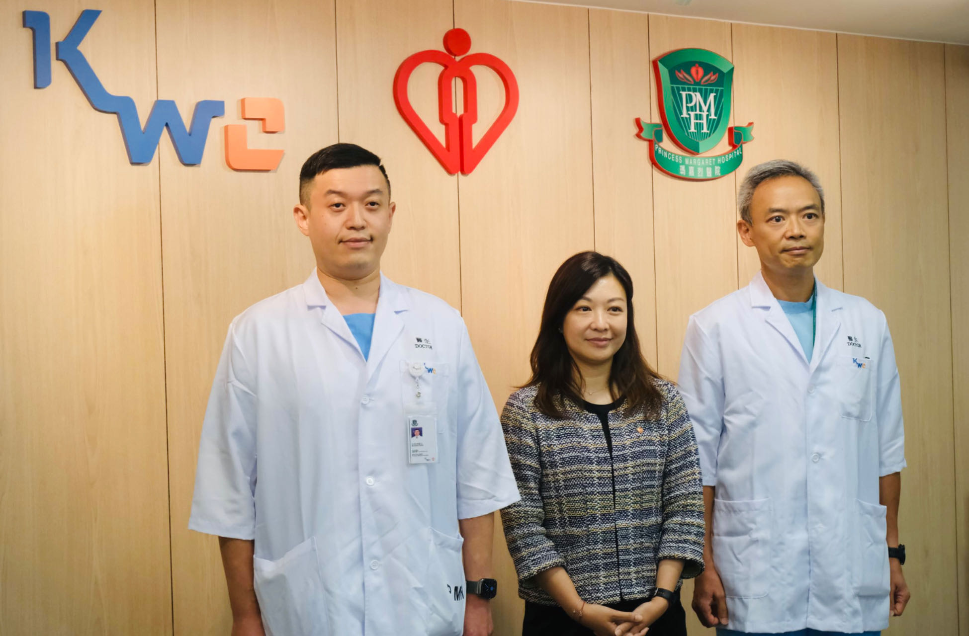 　　從左至右：中山大學(xué)附屬第一醫(yī)院呼吸與危重癥醫(yī)學(xué)科副主任醫(yī)師匡煜坤、香港醫(yī)管局總行政經(jīng)理（醫(yī)療職系）關(guān)慧敏、瑪嘉烈醫(yī)院內(nèi)科及老人科副部門(mén)主管楊耀昌
