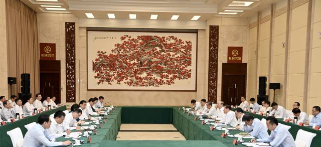 　　10月15日至17日，江蘇省黨政代表團來粵考察交流。17日下午，兩省在廣州召開合作交流座談會，共商粵蘇深化合作事宜，攜手走好高質(zhì)量發(fā)展之路。南方日報記者 王輝 攝