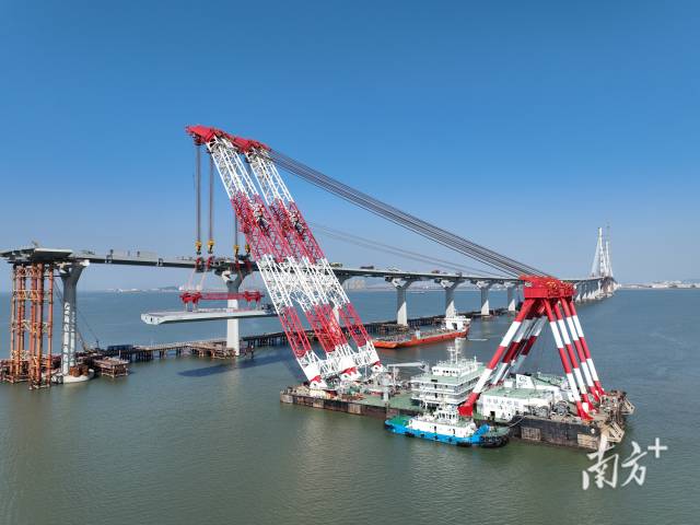 “大橋海鷗號(hào)”架設(shè)進(jìn)行中。