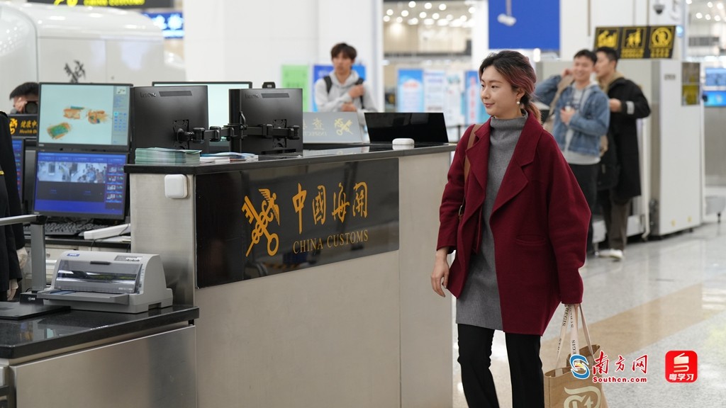 首位攜帶動植物產(chǎn)品的澳門居民通過海關(guān)查驗(yàn)。