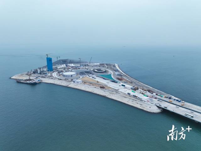 深中通道西人工島施工現(xiàn)場(chǎng)。