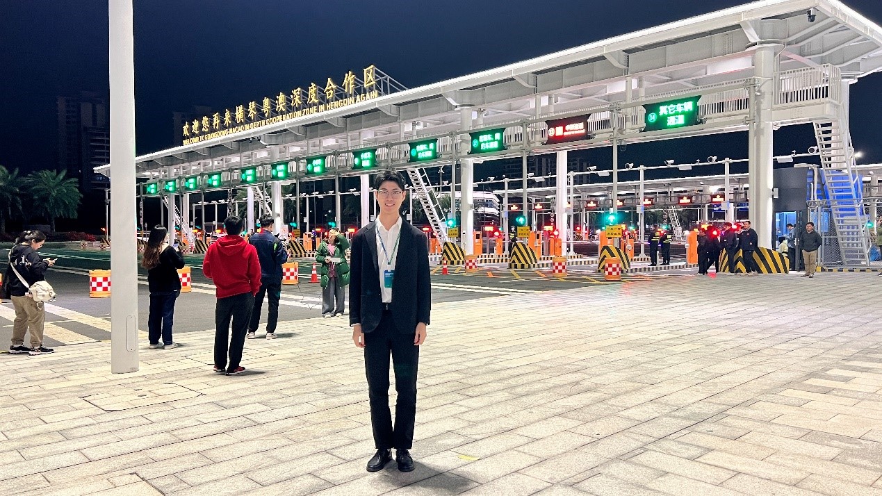 3月1日凌晨，澳門青年蕭文杰在橫琴粵澳深度合作區(qū)封關(guān)運行現(xiàn)場拍照留念。受訪者供圖