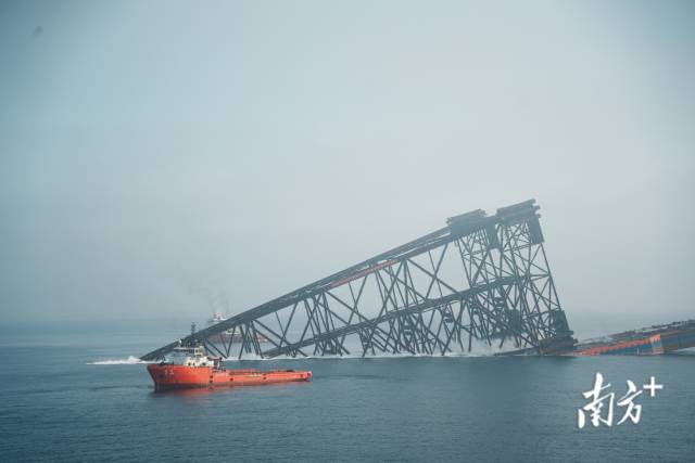 “海基二號(hào)”成功滑移下水。  南方+ 關(guān)銘榮 拍攝