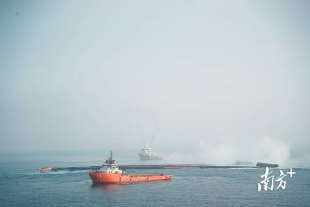 “海基二號(hào)”成功滑移下水。  南方+ 關(guān)銘榮 拍攝
