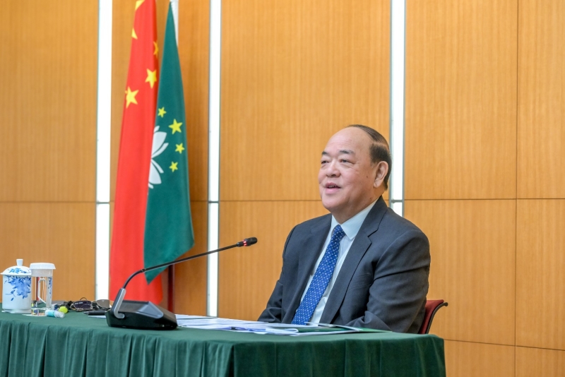澳門特區(qū)行政長官賀一誠19日會見傳媒。（澳門特區(qū)政府新聞局供圖）