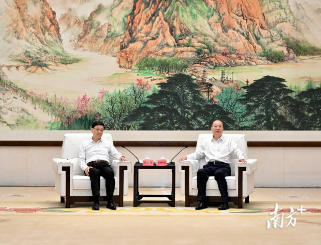 7月12日下午，省委書記黃坤明在廣州與香港特別行政區(qū)行政長(zhǎng)官李家超會(huì)見(jiàn)交流。南方+記者 王輝 攝