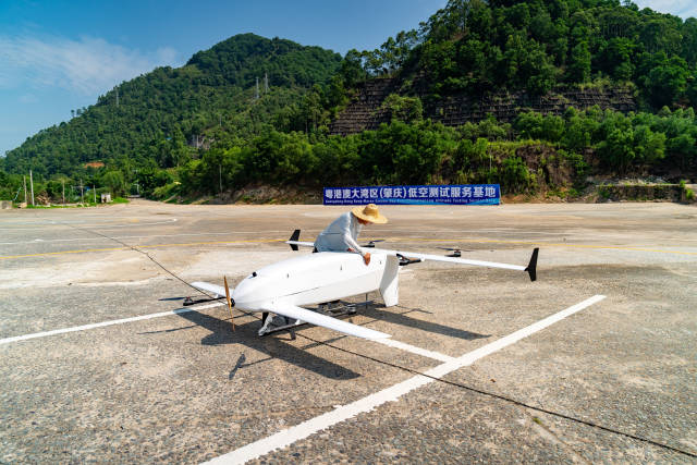 低空企業(yè)工作人員在粵港澳大灣區(qū)（肇慶）低空測(cè)試服務(wù)基地進(jìn)行無人機(jī)試飛測(cè)試。圖為試飛前準(zhǔn)備。廖文奕 攝