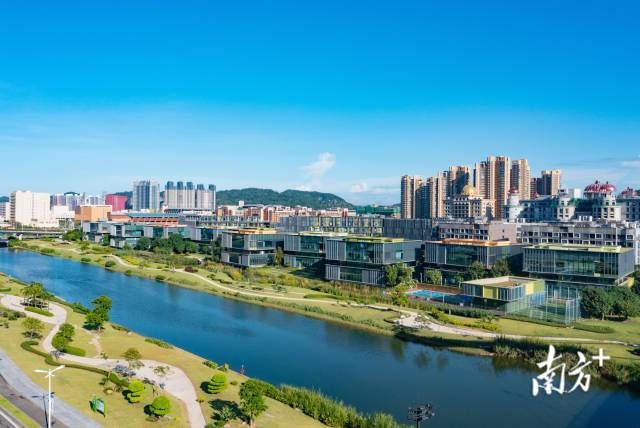橫琴·澳門青年創(chuàng)業(yè)谷內(nèi)，聚集一批高端制造業(yè)企業(yè)、科研機(jī)構(gòu)。