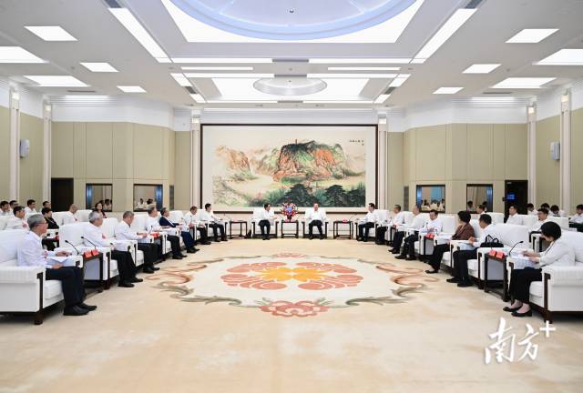 黃坤明黃楚平會(huì)見澳門特別行政區(qū)第十四屆全國人大代表專題調(diào)研組