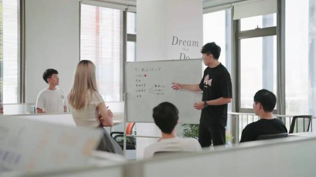 ▲如今的辦公室是一個整潔、有朝氣、沒有太多間隔的空間