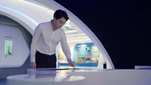 ▲打電話、做材料、見客戶、開座談、看場地......是劉延鑫的一部分工作日常