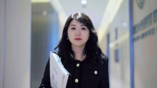 ▲即便穿著高跟鞋，許冰走路速度依然很快，她經常要忙于處理各種事務