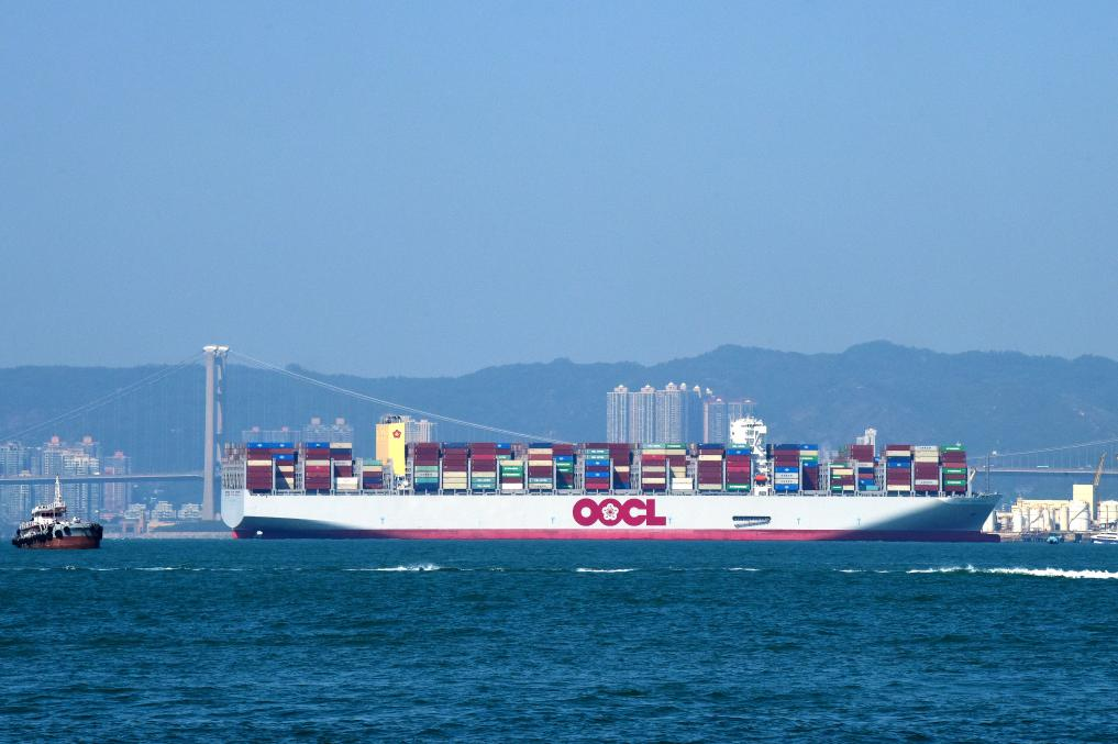 2023年11月20日，一艘東方海外貨柜航運(yùn)有限公司集裝箱船駛向香港貨柜碼頭。