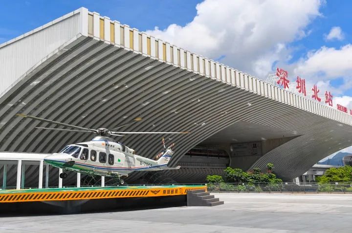 6月28日，“低空+軌道”空鐵聯(lián)運(yùn)項(xiàng)目在深圳北站樞紐東廣場(chǎng)正式開(kāi)航。圖源：新華社