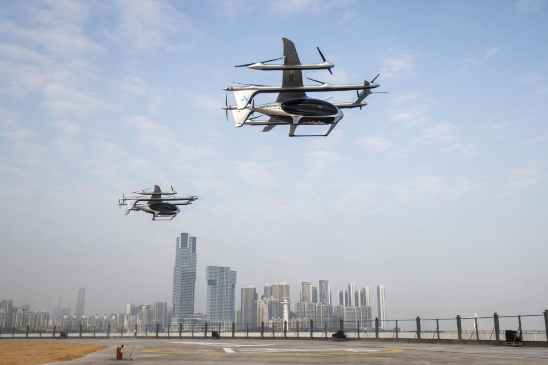 今年2月，“空中的士”eVTOL“盛世龍”完成全球首條跨?？绯莈VTOL電動(dòng)垂直起降航空器航線的公開(kāi)首次演示飛行。圖源：南方日?qǐng)?bào)
