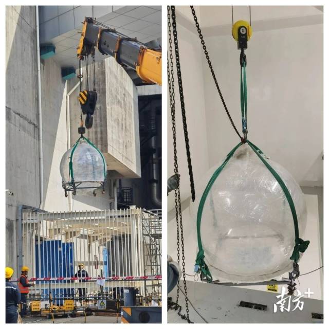正在引入有機(jī)玻璃球，將用于盛裝捕捉中微子用的神秘液體“液閃”。