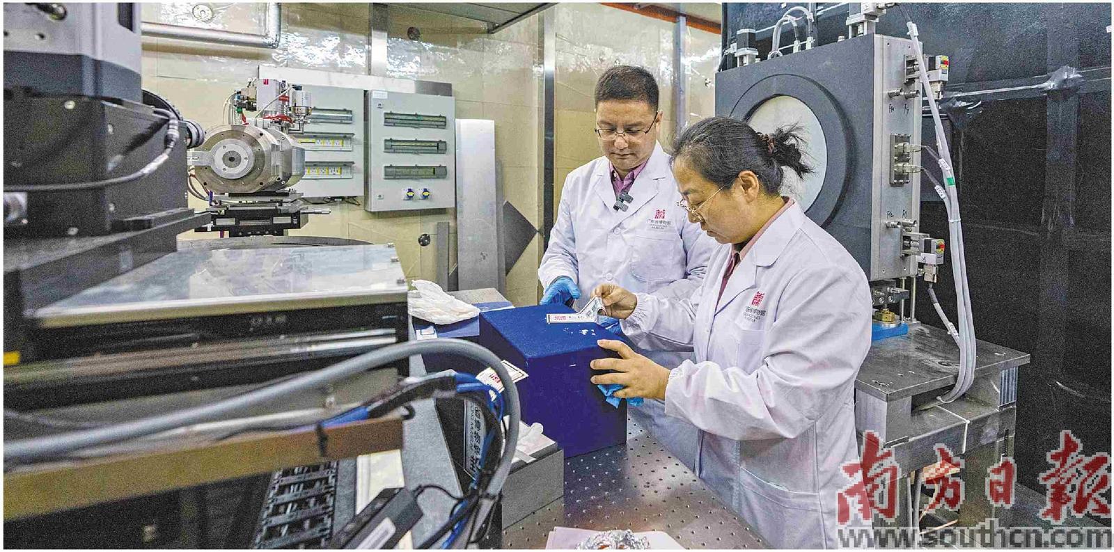中國散裂中子源科研人員利用能量分辨中子成像譜儀開展文物檢測。黃政正 陳雅靖 攝