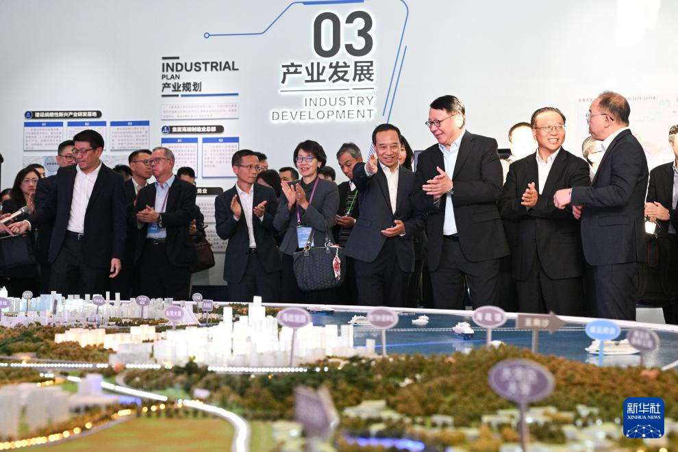  2024年11月26日，香港工商界代表團(tuán)參觀東莞濱海灣新區(qū)展示中心。新華社發(fā)