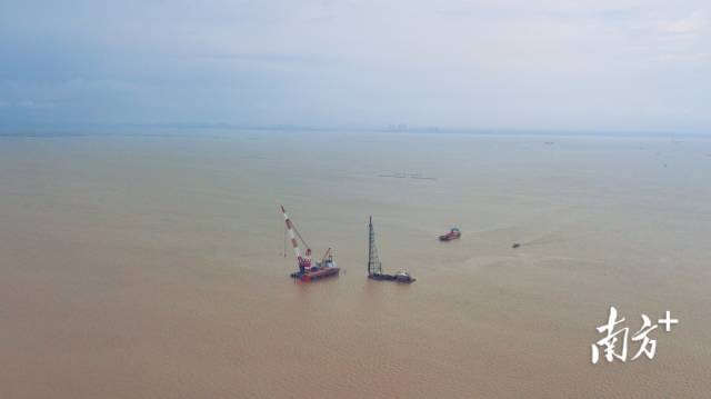 2020年6月6日，在江門(mén)臺(tái)山一側(cè)的黃茅海海域，黃茅?？绾Ｍǖ来蛳鹿こ滔刃惺┕?biāo)段的第一根鋼管樁，正式拉開(kāi)項(xiàng)目建設(shè)序幕，比原計(jì)劃時(shí)間提前半年。